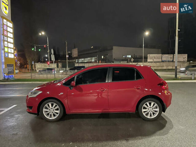 Красный Тойота Аурис, объемом двигателя 1.6 л и пробегом 191 тыс. км за 7000 $, фото 1 на Automoto.ua