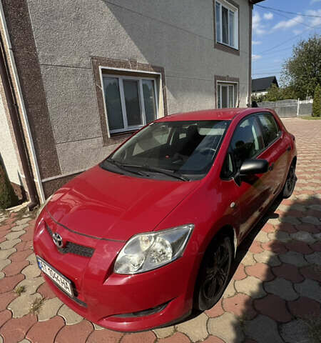 Красный Тойота Аурис, объемом двигателя 1.33 л и пробегом 210 тыс. км за 5300 $, фото 1 на Automoto.ua