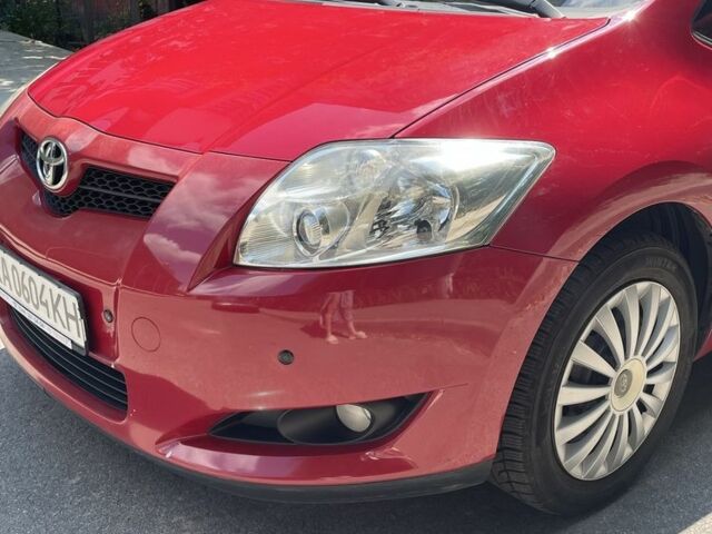 Красный Тойота Аурис, объемом двигателя 0 л и пробегом 65 тыс. км за 8000 $, фото 1 на Automoto.ua