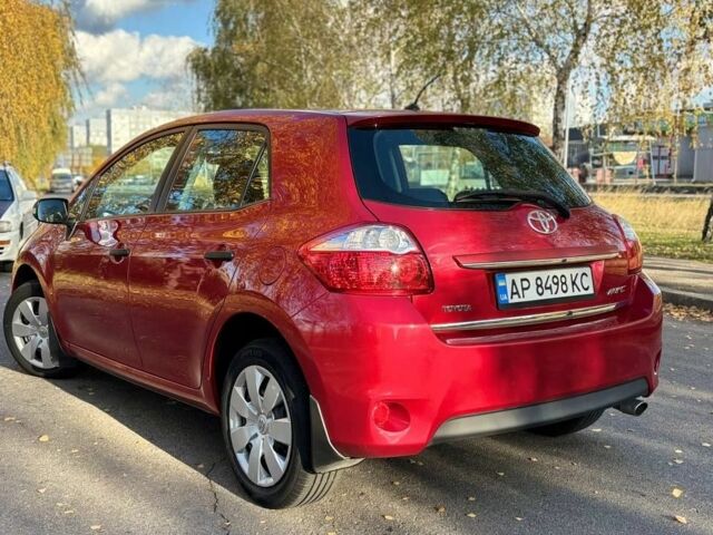 Червоний Тойота Ауріс, об'ємом двигуна 1.6 л та пробігом 122 тис. км за 10200 $, фото 1 на Automoto.ua