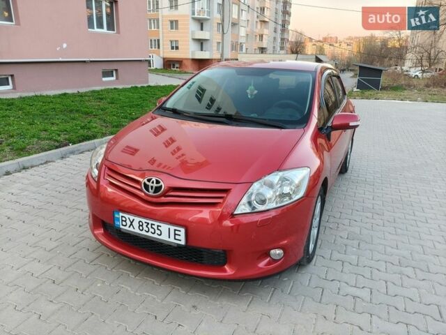 Красный Тойота Аурис, объемом двигателя 1.6 л и пробегом 122 тыс. км за 7300 $, фото 1 на Automoto.ua