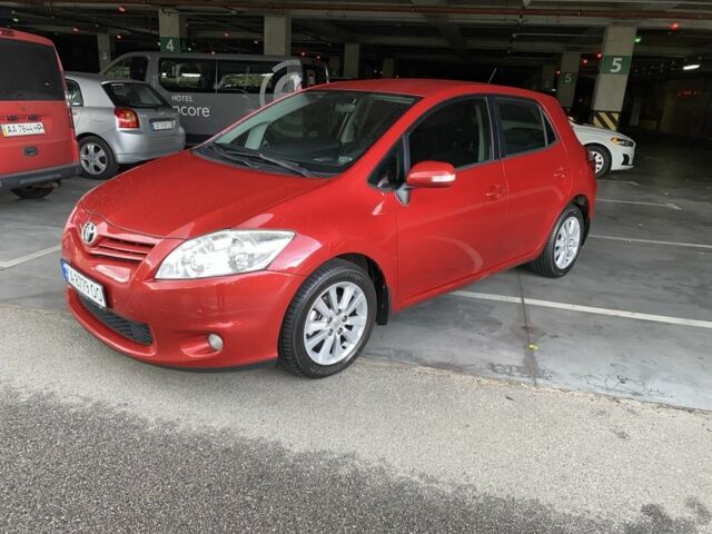 Красный Тойота Аурис, объемом двигателя 1.6 л и пробегом 127 тыс. км за 9900 $, фото 1 на Automoto.ua
