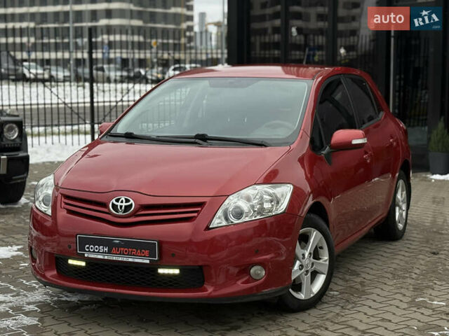 Красный Тойота Аурис, объемом двигателя 1.6 л и пробегом 110 тыс. км за 9999 $, фото 1 на Automoto.ua