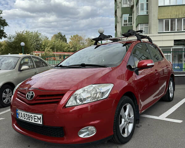 Красный Тойота Аурис, объемом двигателя 1.6 л и пробегом 182 тыс. км за 9499 $, фото 1 на Automoto.ua