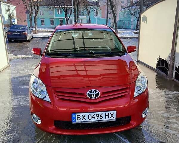 Красный Тойота Аурис, объемом двигателя 1.6 л и пробегом 118 тыс. км за 9299 $, фото 1 на Automoto.ua