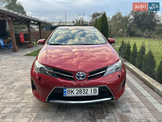 Красный Тойота Аурис, объемом двигателя 1.8 л и пробегом 104 тыс. км за 13900 $, фото 1 на Automoto.ua