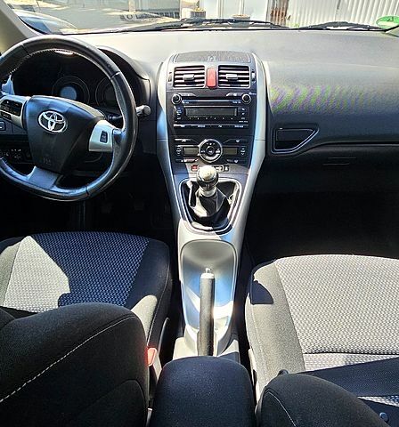 Тойота Аурис, объемом двигателя 1.3 л и пробегом 199 тыс. км за 7300 $, фото 1 на Automoto.ua