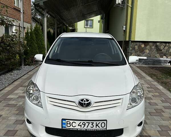 Тойота Аурис, объемом двигателя 1.36 л и пробегом 203 тыс. км за 7600 $, фото 1 на Automoto.ua