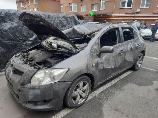 Серый Тойота Аурис, объемом двигателя 1.4 л и пробегом 295 тыс. км за 1999 $, фото 1 на Automoto.ua