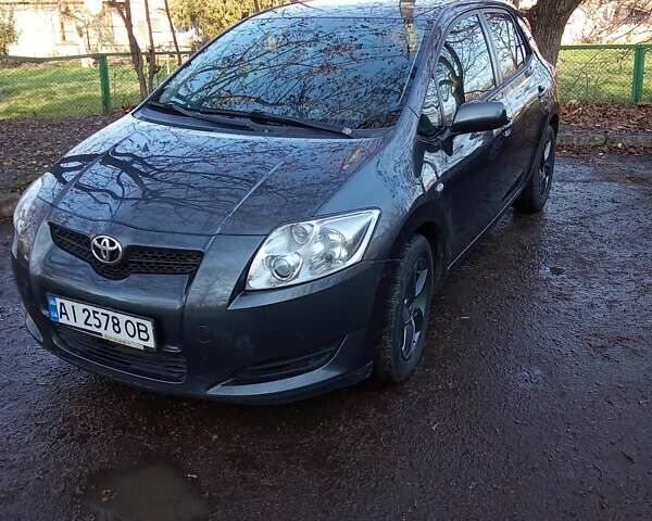 Серый Тойота Аурис, объемом двигателя 1.6 л и пробегом 260 тыс. км за 5850 $, фото 1 на Automoto.ua