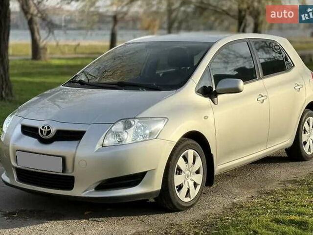 Серый Тойота Аурис, объемом двигателя 1.6 л и пробегом 185 тыс. км за 6200 $, фото 1 на Automoto.ua