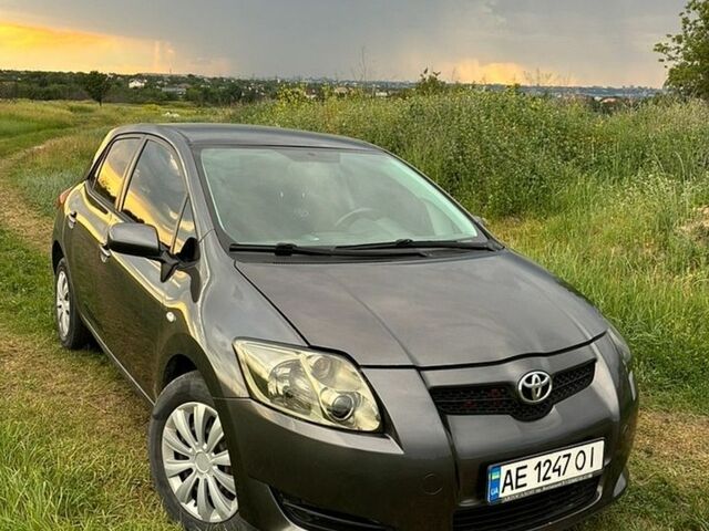 Серый Тойота Аурис, объемом двигателя 1.6 л и пробегом 188 тыс. км за 6000 $, фото 1 на Automoto.ua