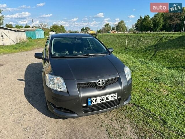 Серый Тойота Аурис, объемом двигателя 1.6 л и пробегом 275 тыс. км за 6100 $, фото 1 на Automoto.ua