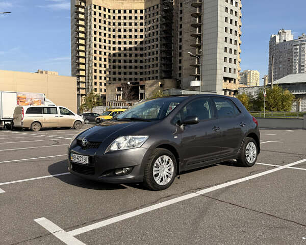 Серый Тойота Аурис, объемом двигателя 1.6 л и пробегом 144 тыс. км за 7800 $, фото 1 на Automoto.ua