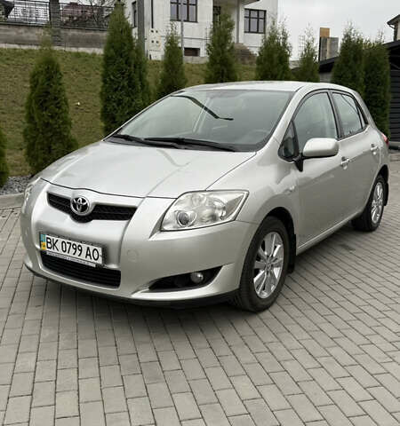 Серый Тойота Аурис, объемом двигателя 1.6 л и пробегом 99 тыс. км за 7100 $, фото 1 на Automoto.ua