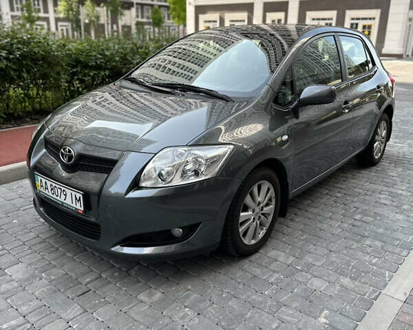 Сірий Тойота Ауріс, об'ємом двигуна 1.6 л та пробігом 121 тис. км за 9000 $, фото 1 на Automoto.ua