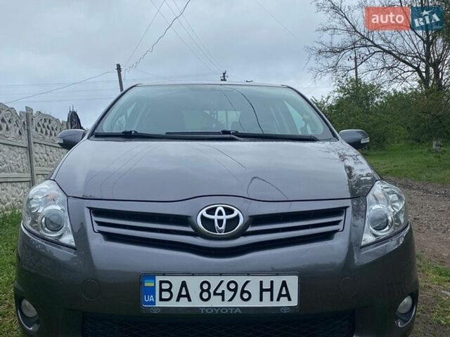 Серый Тойота Аурис, объемом двигателя 2 л и пробегом 238 тыс. км за 7950 $, фото 1 на Automoto.ua