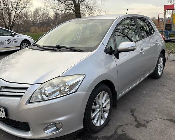 Серый Тойота Аурис, объемом двигателя 1.6 л и пробегом 229 тыс. км за 9500 $, фото 1 на Automoto.ua