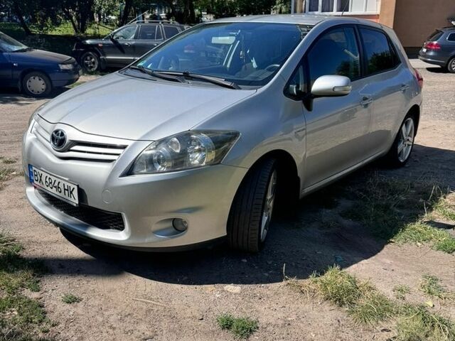 Сірий Тойота Ауріс, об'ємом двигуна 1.4 л та пробігом 217 тис. км за 9000 $, фото 1 на Automoto.ua