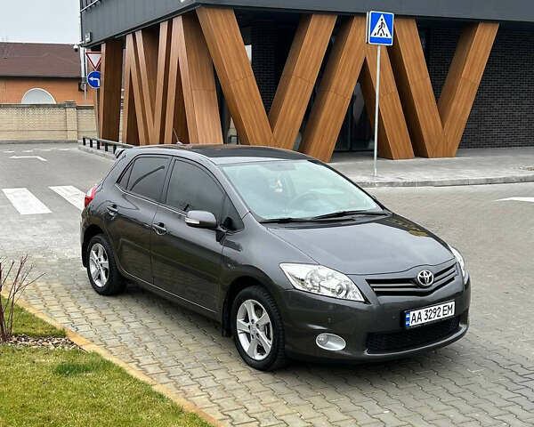 Сірий Тойота Ауріс, об'ємом двигуна 1.6 л та пробігом 244 тис. км за 10200 $, фото 1 на Automoto.ua