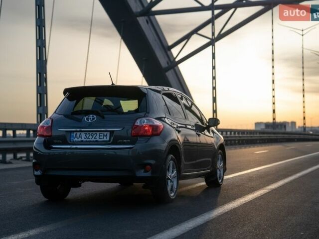 Серый Тойота Аурис, объемом двигателя 1.6 л и пробегом 245 тыс. км за 9700 $, фото 1 на Automoto.ua