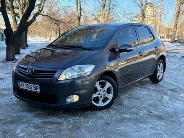 Сірий Тойота Ауріс, об'ємом двигуна 1.6 л та пробігом 73 тис. км за 12950 $, фото 1 на Automoto.ua