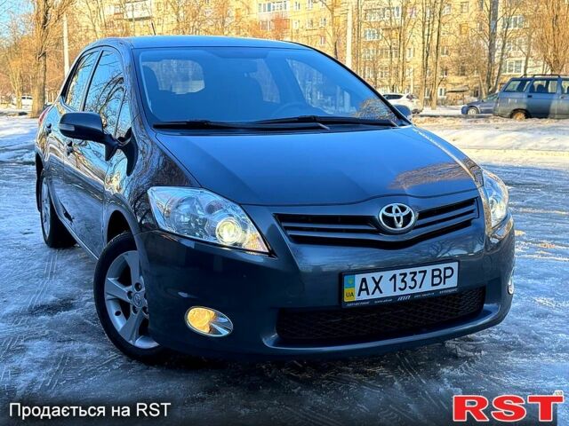 Серый Тойота Аурис, объемом двигателя 1.6 л и пробегом 730 тыс. км за 12950 $, фото 1 на Automoto.ua