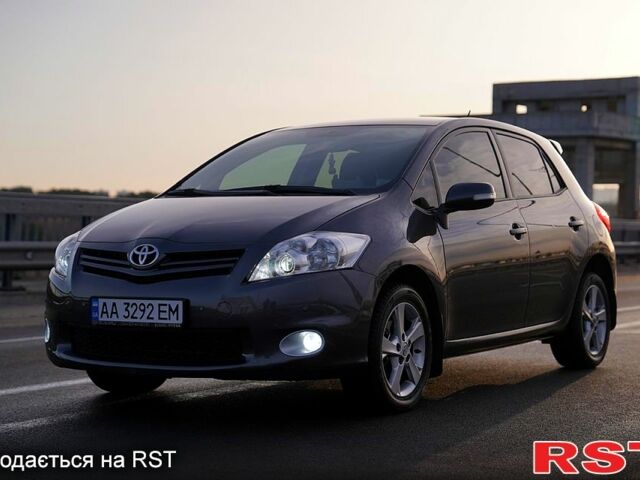 Серый Тойота Аурис, объемом двигателя 1.6 л и пробегом 245 тыс. км за 9700 $, фото 1 на Automoto.ua