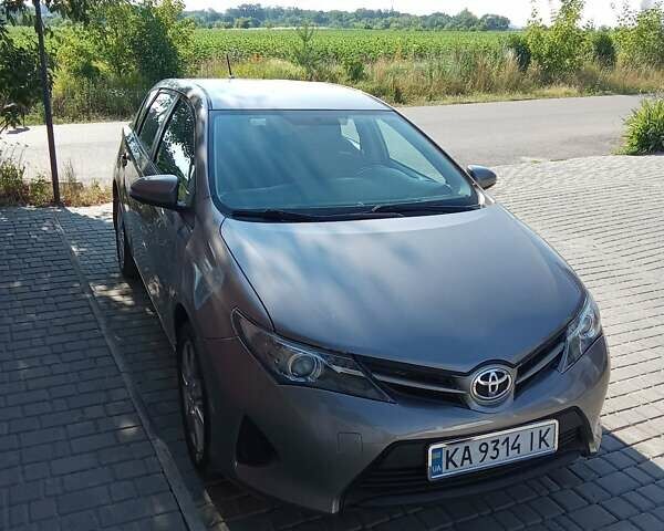 Серый Тойота Аурис, объемом двигателя 1.33 л и пробегом 170 тыс. км за 11000 $, фото 1 на Automoto.ua