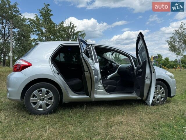Серый Тойота Аурис, объемом двигателя 1.33 л и пробегом 285 тыс. км за 8500 $, фото 1 на Automoto.ua