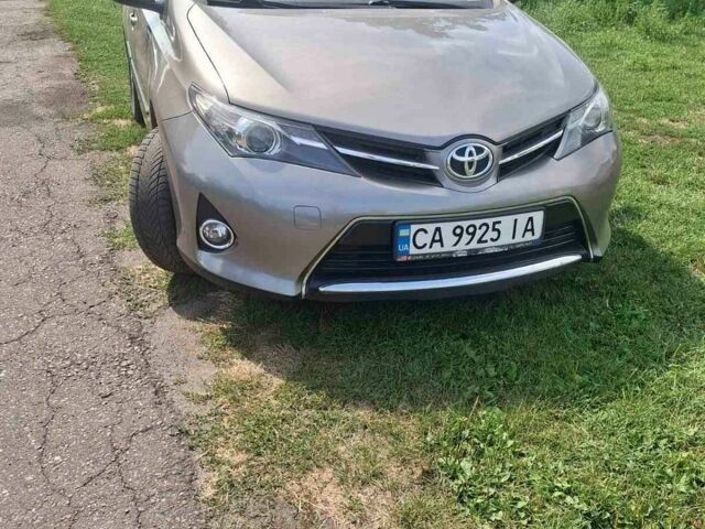 Сірий Тойота Ауріс, об'ємом двигуна 1.4 л та пробігом 180 тис. км за 10000 $, фото 1 на Automoto.ua