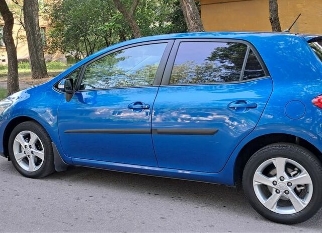 Синій Тойота Ауріс, об'ємом двигуна 1.6 л та пробігом 73 тис. км за 10800 $, фото 1 на Automoto.ua