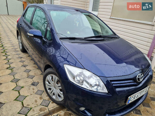 Синій Тойота Ауріс, об'ємом двигуна 1.4 л та пробігом 180 тис. км за 9100 $, фото 1 на Automoto.ua