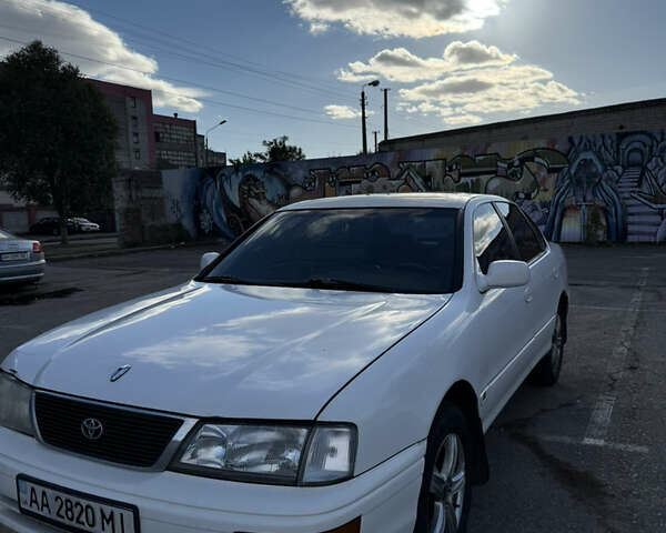 Белый Тойота Авалон, объемом двигателя 3 л и пробегом 313 тыс. км за 2300 $, фото 1 на Automoto.ua