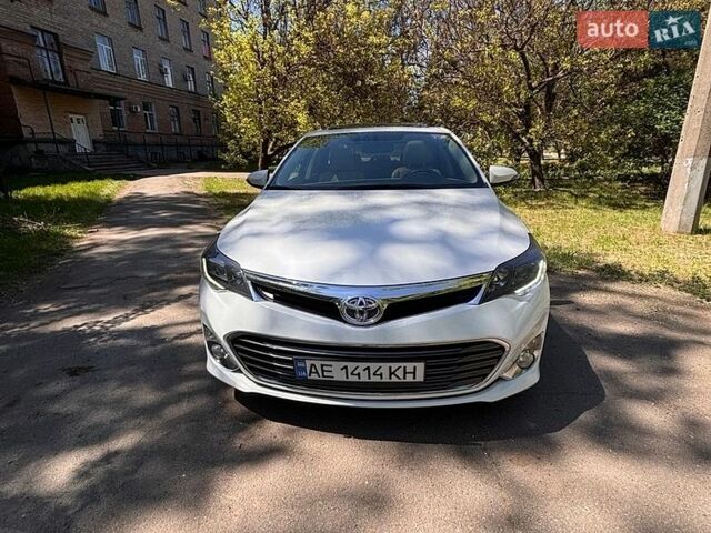 Белый Тойота Авалон, объемом двигателя 2.49 л и пробегом 215 тыс. км за 16500 $, фото 1 на Automoto.ua