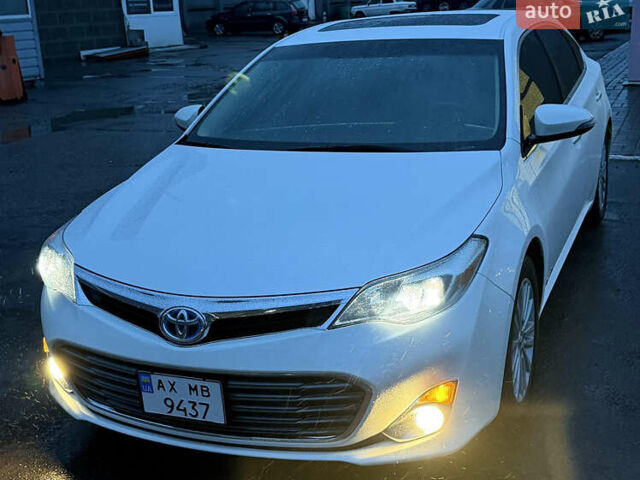 Белый Тойота Авалон, объемом двигателя 2.49 л и пробегом 215 тыс. км за 15000 $, фото 1 на Automoto.ua