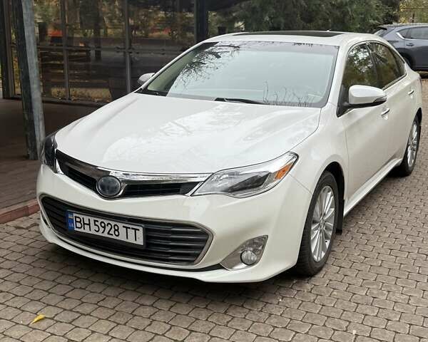 Белый Тойота Авалон, объемом двигателя 2.5 л и пробегом 258 тыс. км за 14500 $, фото 1 на Automoto.ua