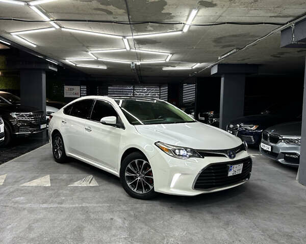 Белый Тойота Авалон, объемом двигателя 2.5 л и пробегом 199 тыс. км за 17500 $, фото 1 на Automoto.ua