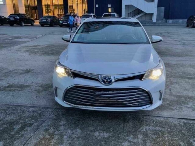 Белый Тойота Авалон, объемом двигателя 2.5 л и пробегом 155 тыс. км за 19235 $, фото 1 на Automoto.ua