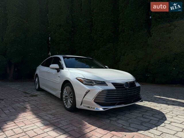 Белый Тойота Авалон, объемом двигателя 2.5 л и пробегом 113 тыс. км за 28000 $, фото 1 на Automoto.ua