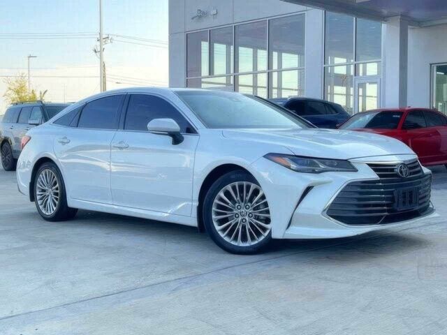 Белый Тойота Авалон, объемом двигателя 3.5 л и пробегом 21 тыс. км за 20000 $, фото 1 на Automoto.ua