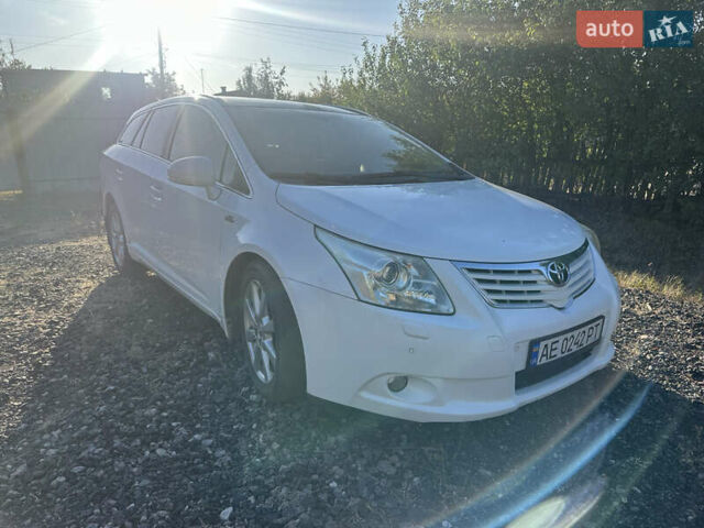 Белый Тойота Авенсис Версо, объемом двигателя 2.2 л и пробегом 240 тыс. км за 9500 $, фото 1 на Automoto.ua