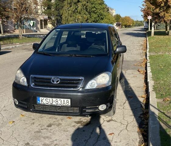 Черный Тойота Авенсис Версо, объемом двигателя 2 л и пробегом 237 тыс. км за 2700 $, фото 1 на Automoto.ua