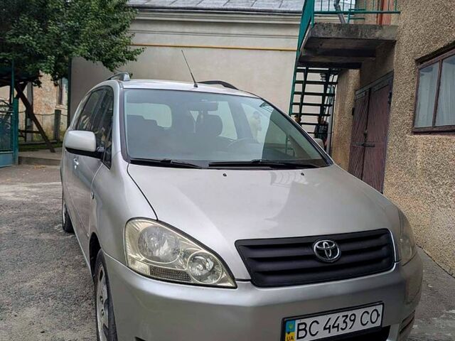 Серый Тойота Авенсис Версо, объемом двигателя 2 л и пробегом 395 тыс. км за 5250 $, фото 1 на Automoto.ua