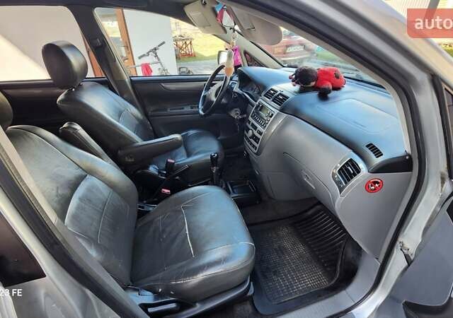 Серый Тойота Авенсис Версо, объемом двигателя 2.2 л и пробегом 300 тыс. км за 5000 $, фото 1 на Automoto.ua