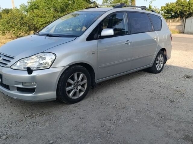 Серый Тойота Авенсис Версо, объемом двигателя 2 л и пробегом 231 тыс. км за 5600 $, фото 1 на Automoto.ua