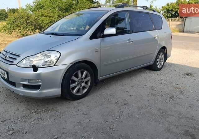 Серый Тойота Авенсис Версо, объемом двигателя 2 л и пробегом 231 тыс. км за 6300 $, фото 1 на Automoto.ua