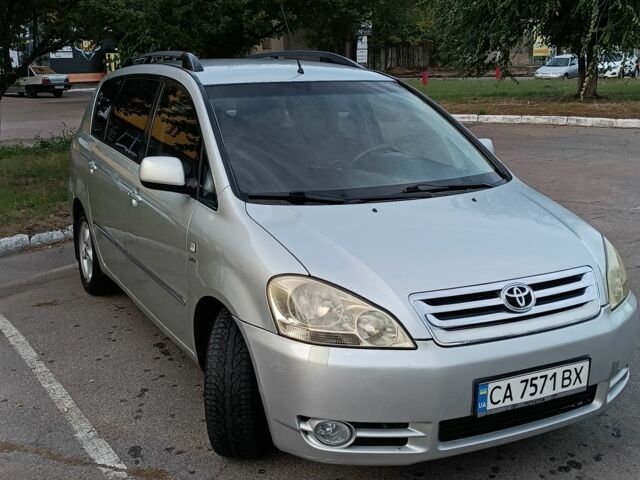 Сірий Тойота Авенсіс Версо, об'ємом двигуна 2 л та пробігом 388 тис. км за 5200 $, фото 1 на Automoto.ua