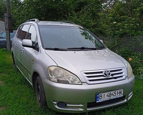 Серый Тойота Авенсис Версо, объемом двигателя 2 л и пробегом 335 тыс. км за 4200 $, фото 1 на Automoto.ua