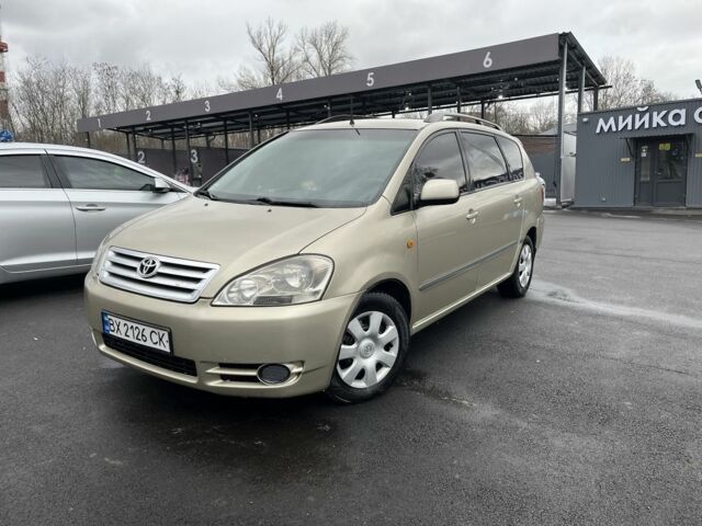 Серый Тойота Авенсис Версо, объемом двигателя 2 л и пробегом 280 тыс. км за 4800 $, фото 1 на Automoto.ua